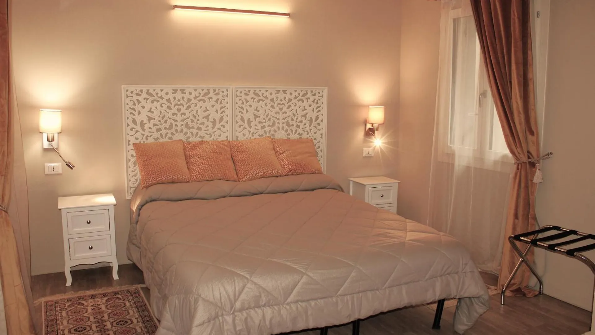 San Marco Fenice 3Bdr 2Bth Apartment Venice 0*,  Italy